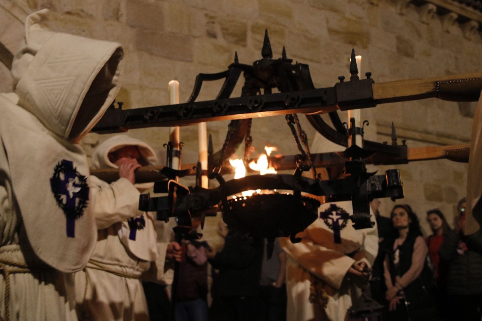 Recorrido procesional de la Hermandad del Espíritu Santo Fotos: Víctor Garrido