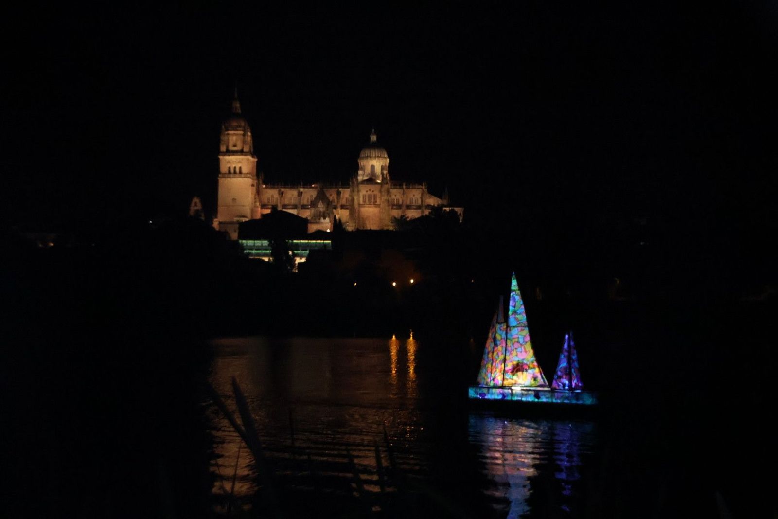 Espectáculo de la escuela de circo Santiago Uno, Barcos de Fuego, y videomapping Espectáculo de la escuela de circo Santiago Uno, Barcos de Fuego, y videomapping