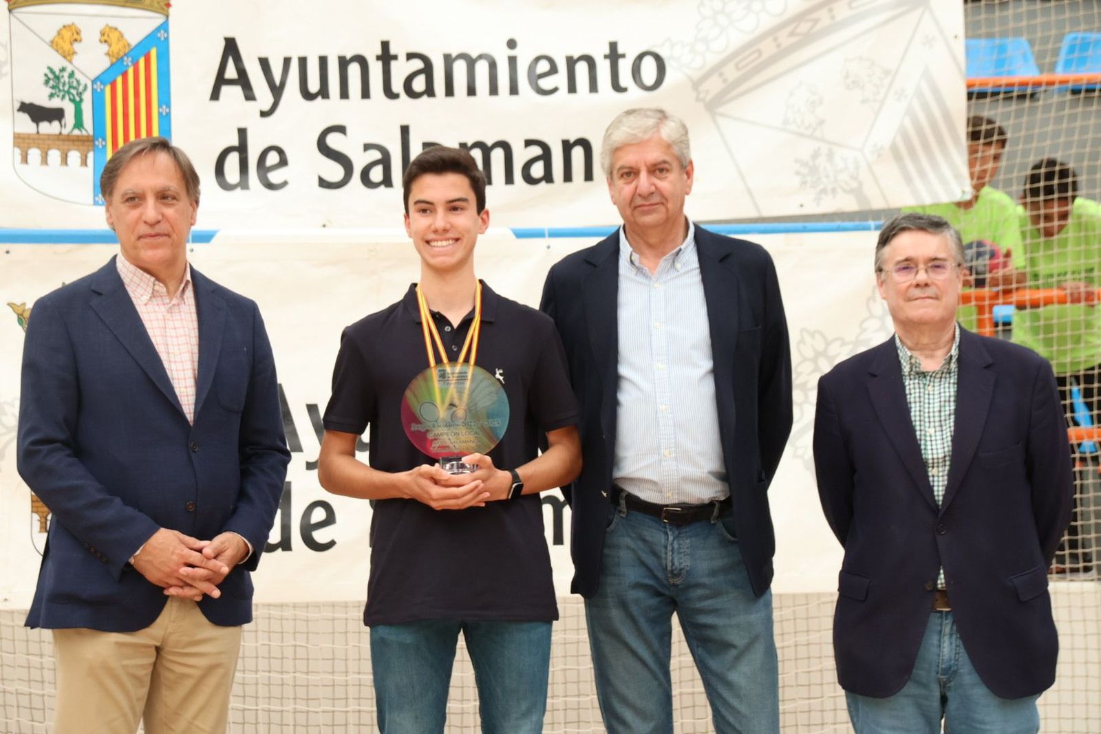 Carlos García Carbayo, entrega los trofeos a los ganadores de los Juegos Escolares