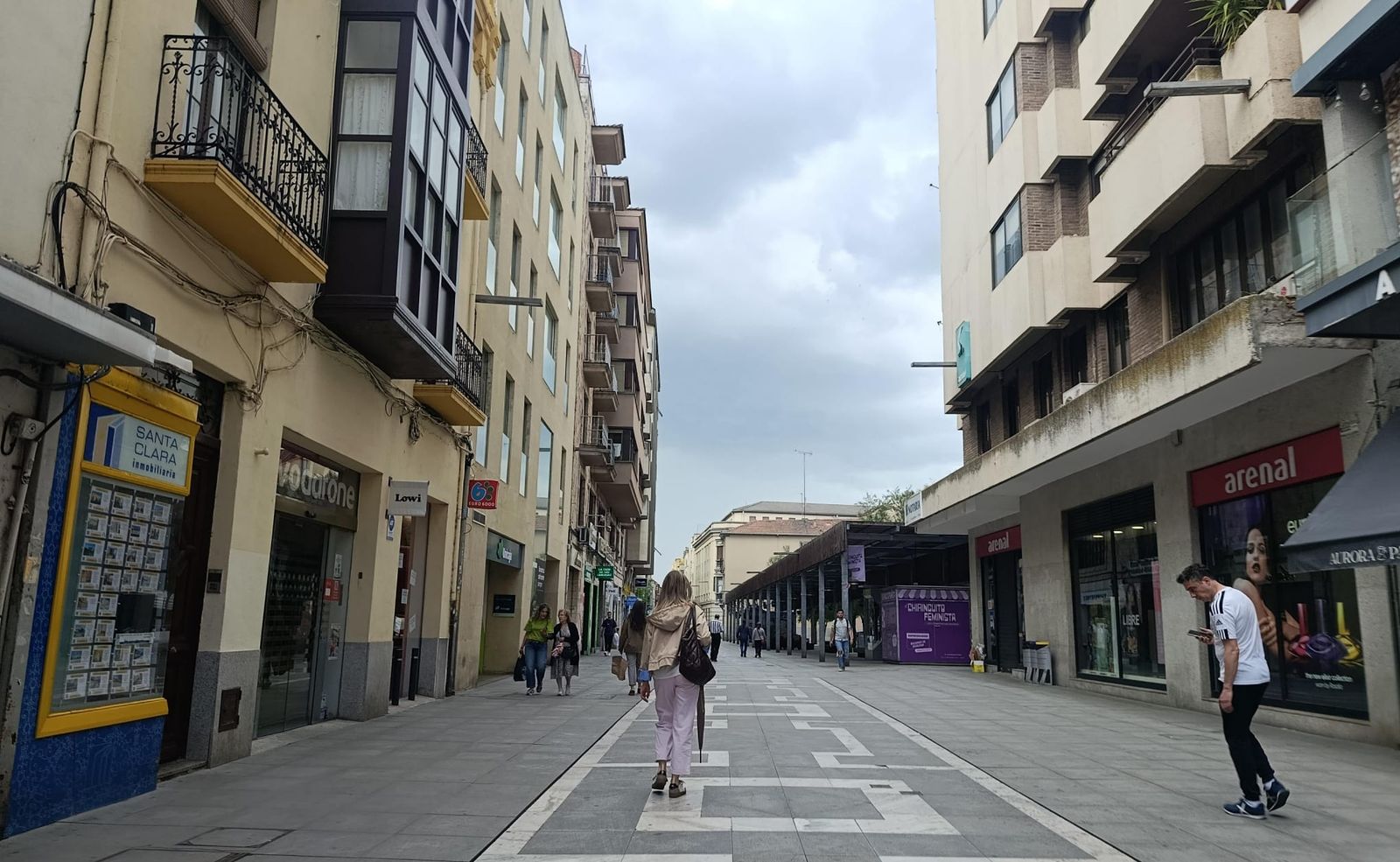 Ciudadanos pasean por Santa Clara. Nubes, aviso por lluvia y tormentas