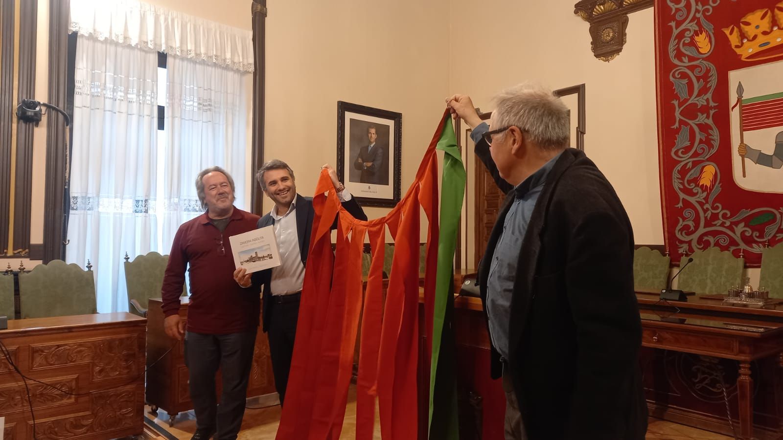 Carlos Lópes, concejal de Medio Ambiente, Sostenibilidad, Juventud, Deportes, Bomberos y Protección Civil , con la bandera de Zamora 
