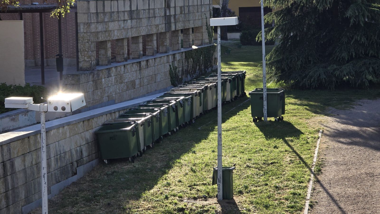 Contenedores instalados en las inmediaciones del Puente Romano