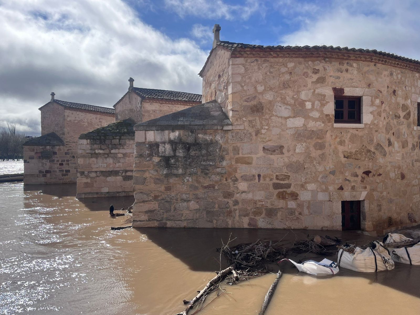 La crecida del Duero provoca que el agua comience a entrar en las Aceñas de Olivares