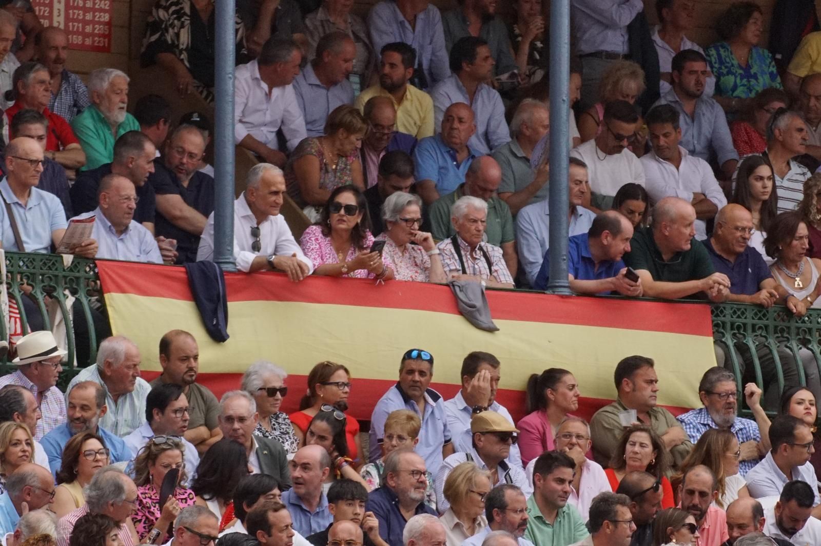 Gran ambiente en La Glorieta para la tarde de toros de Morante de la Puebla, Ismael Martín y Marco Pérez