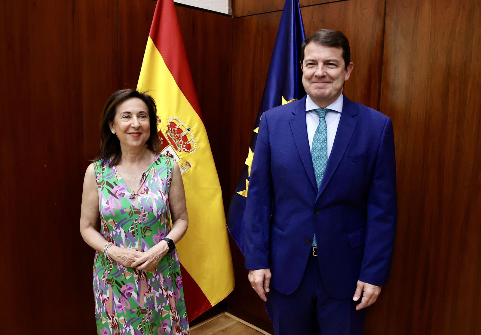 El presidente de la Junta de Castilla y León se reúne con la ministra de Defensa