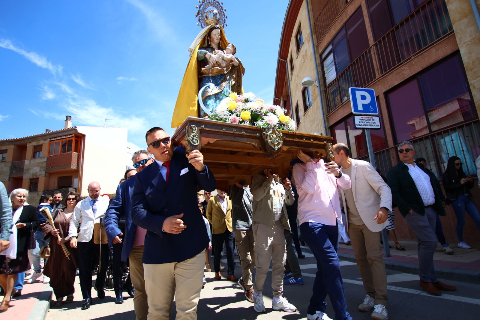 La devoción llena Villamayor en la salida procesional de Nuestra Señora de los Remedios