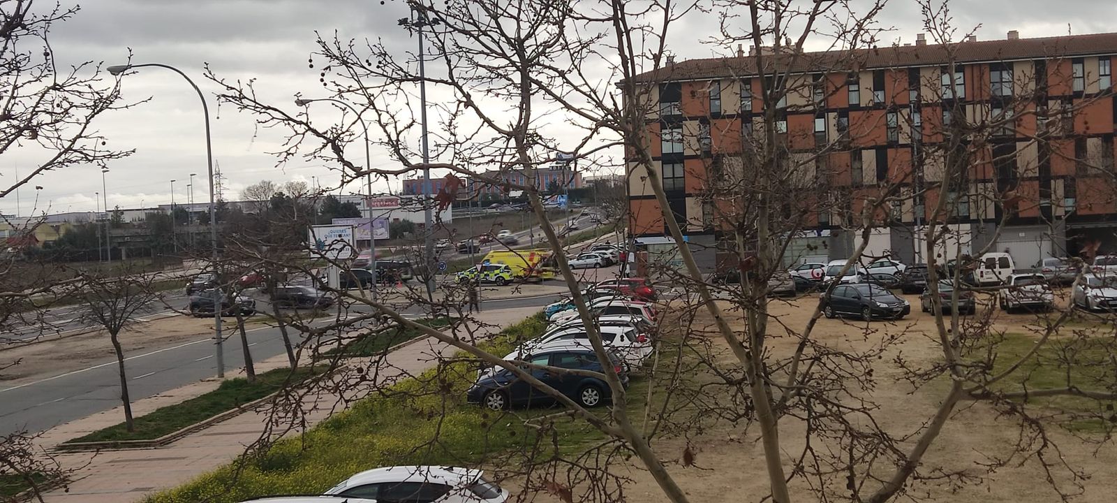 Guardia Civil, Policía Local y ambulancia a la entrada del Zurguén
