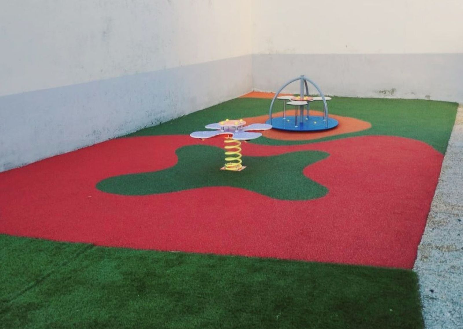 Villaescusa disfruta de la ampliación de su parque infantil