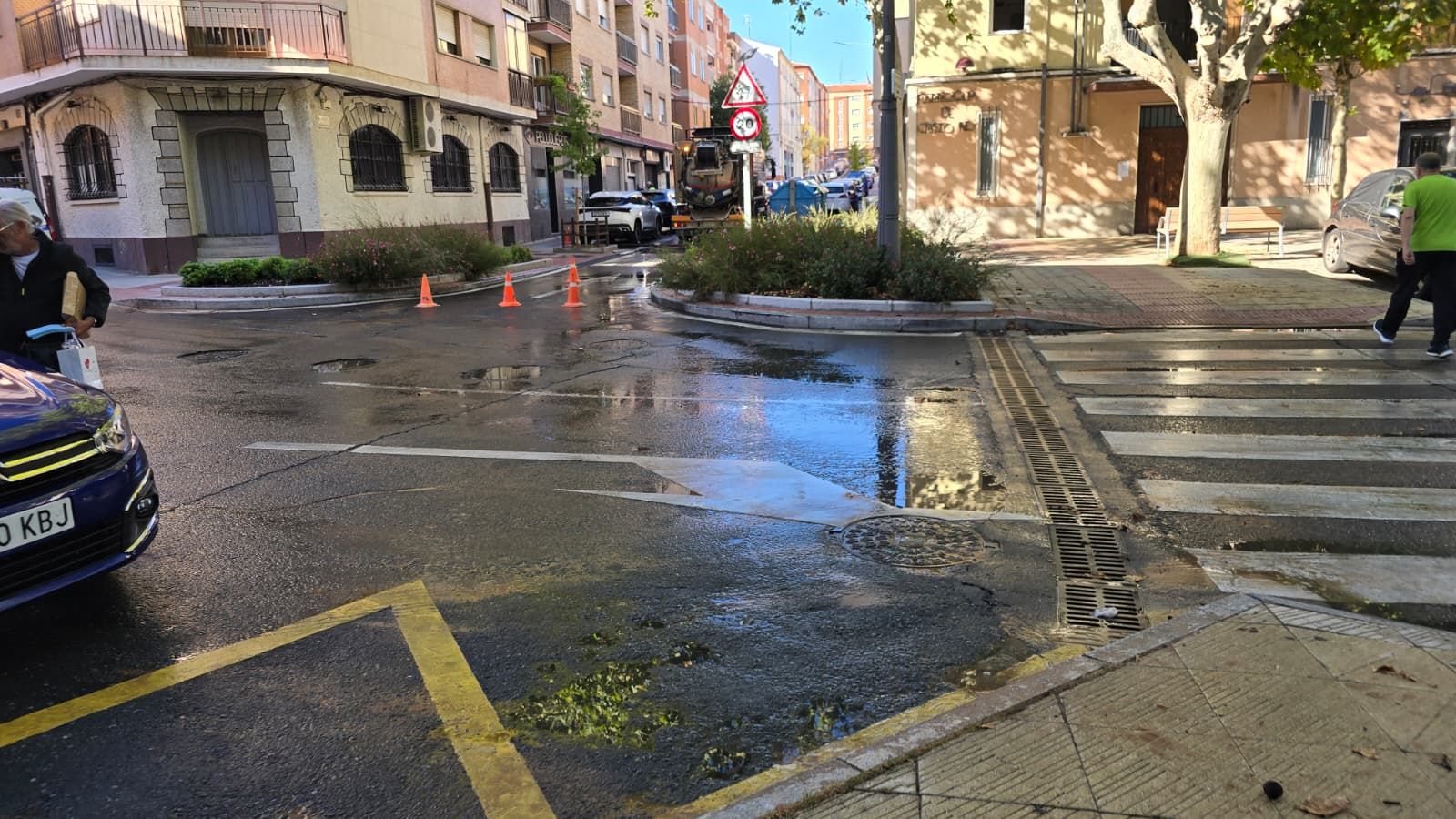 Una tubería revienta entre las calles Plateros y Transportistas