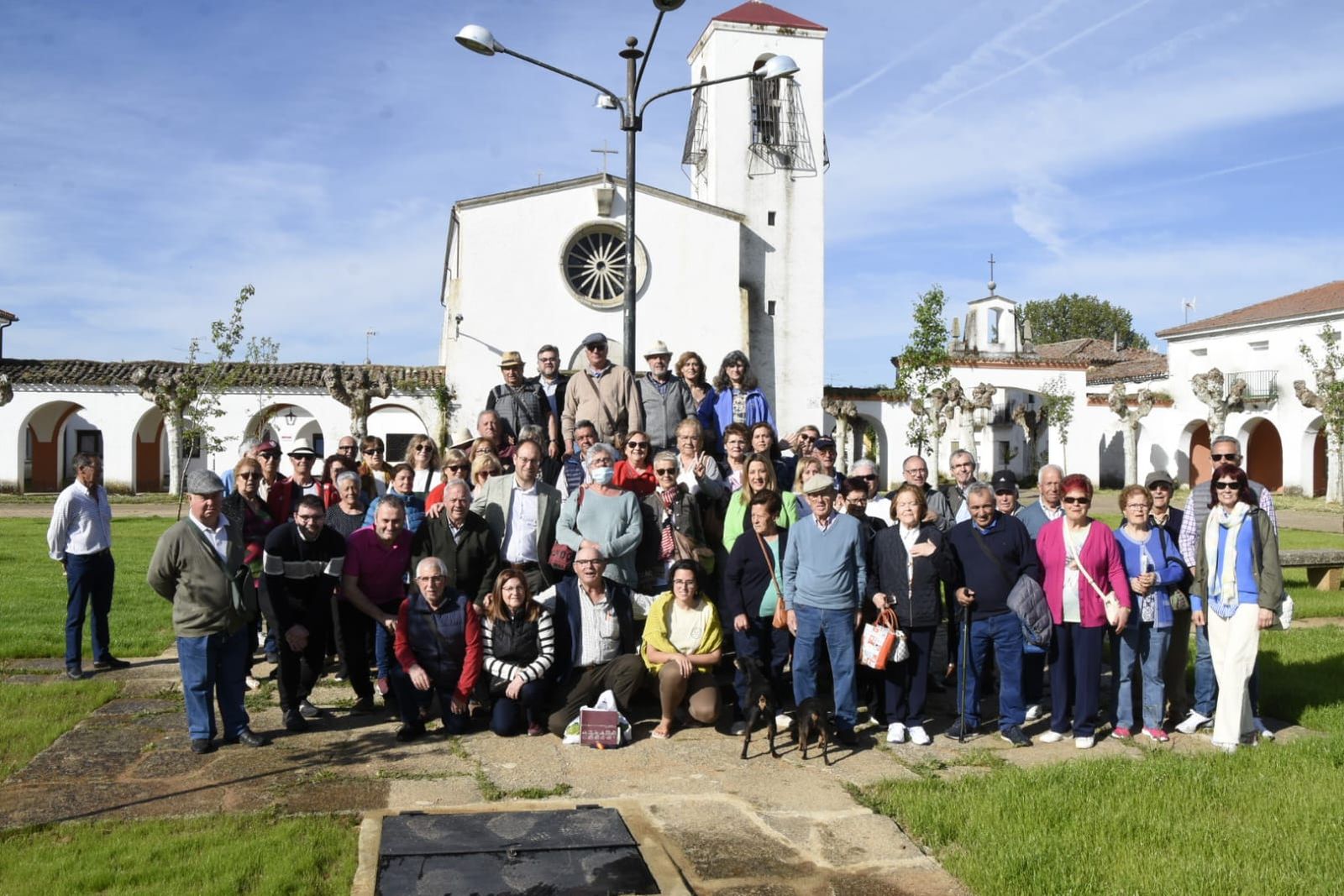 Habitantes de los pueblos de colonización del área de Machacón se encuentran hoy de visita a los núcleos de Águeda, Sanjuanejo, Ivanrey, arrabal de San Sebastián y Conejera