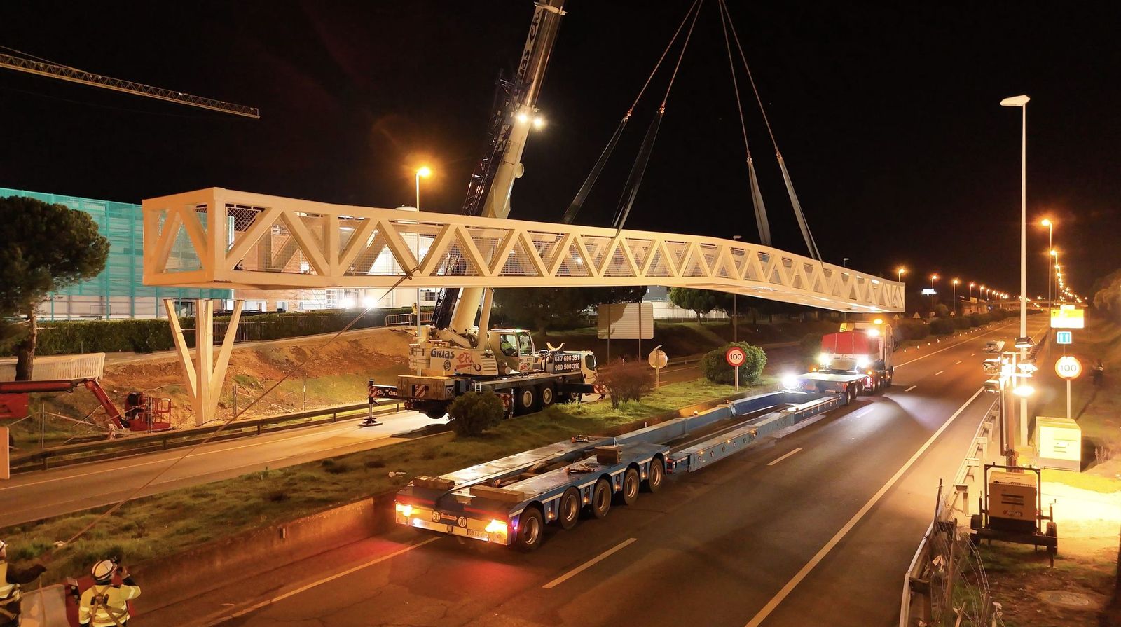 Instalación de la pasarela peatonal Carbajosa