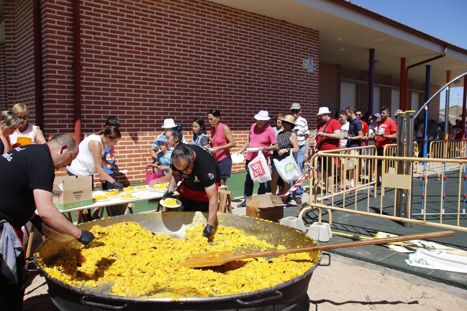 Paella popular en Gomecello. Fotos Andrea M.