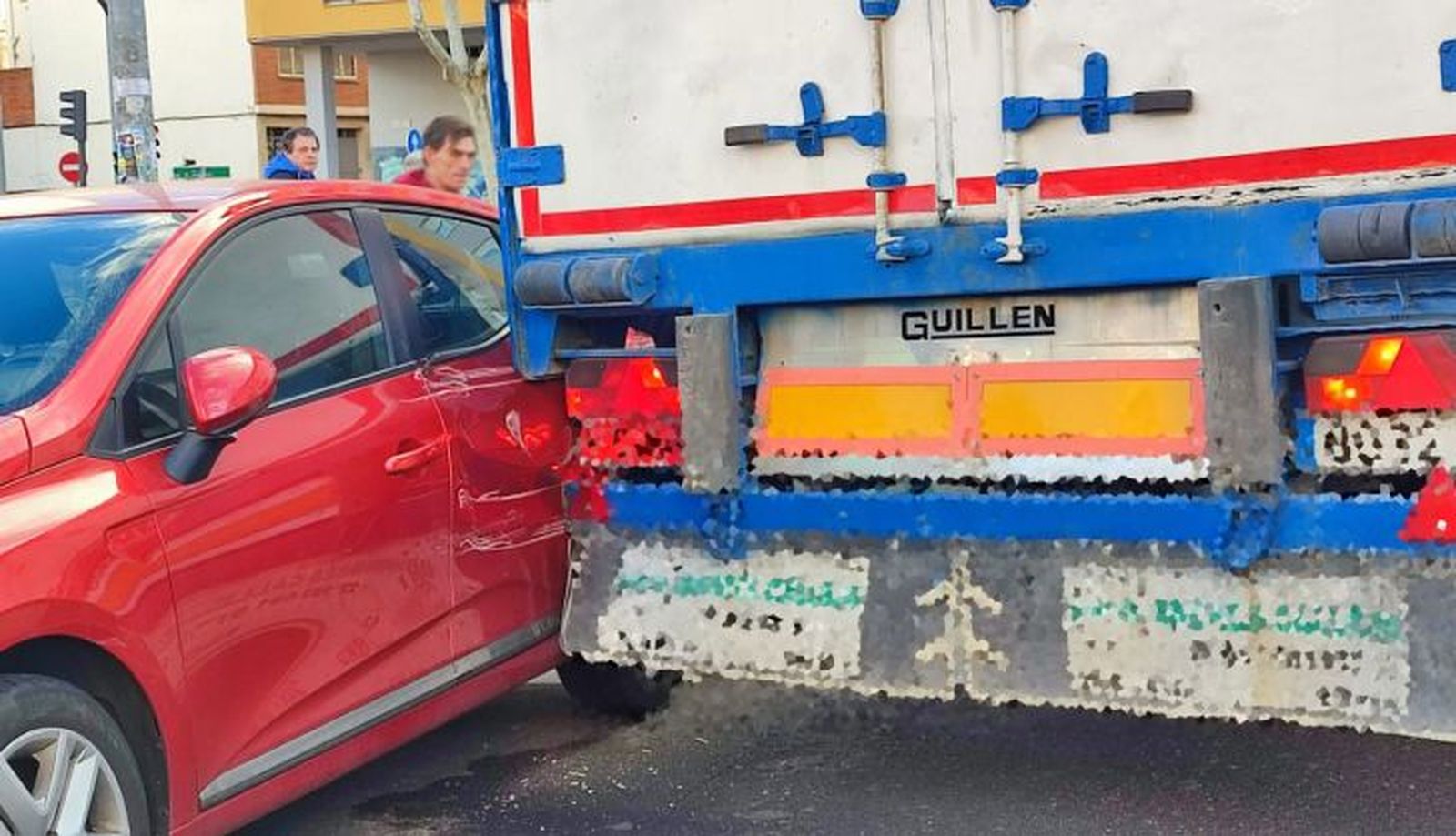 Golpe del camión al vehículo estacionado Golpe del camión al vehículo estacionado