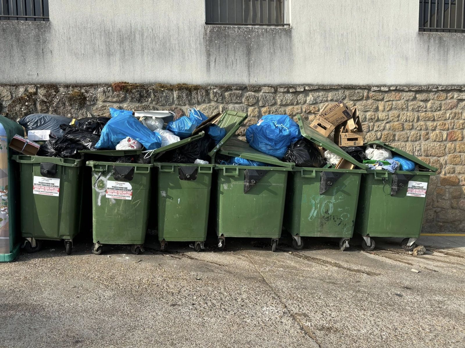 Indignación en un municipio zamorano por los malos olores y filtraciones de los contenedores de basura
