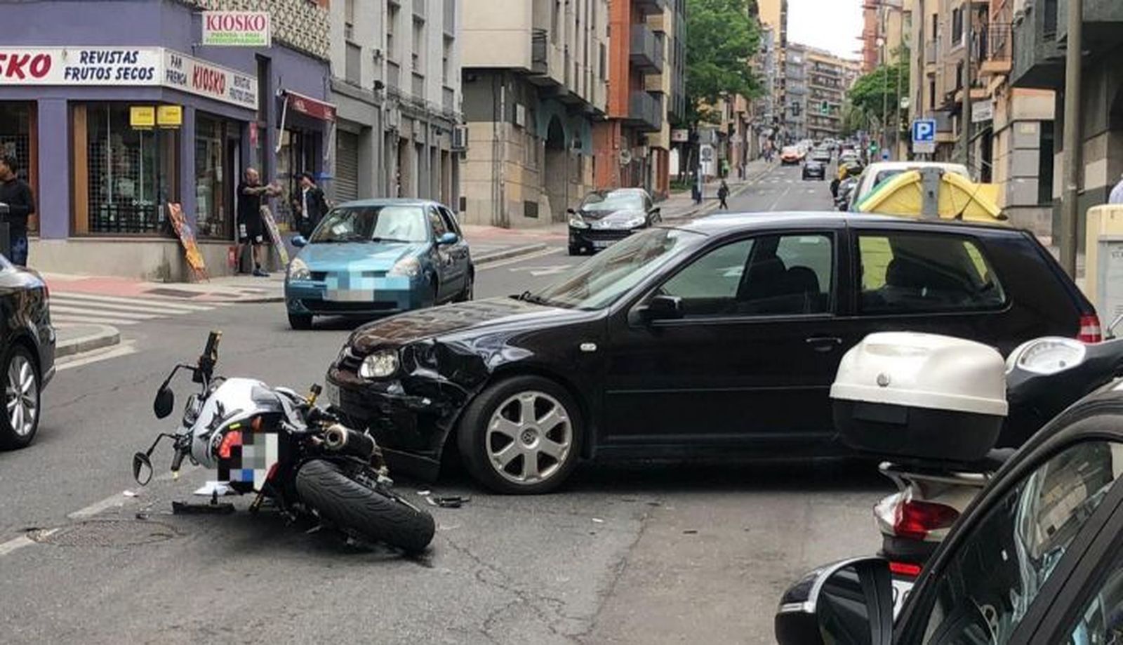 Colisión entre un coche y una motocicleta en el camino de las Aguas