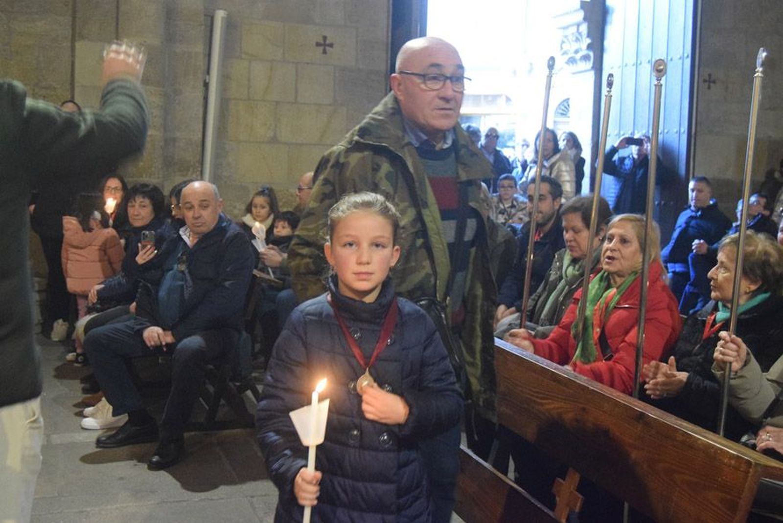 las-candelas-vuelven-a-unir-la-iglesia-de-san-juan-con-la-de-san-vicente-19