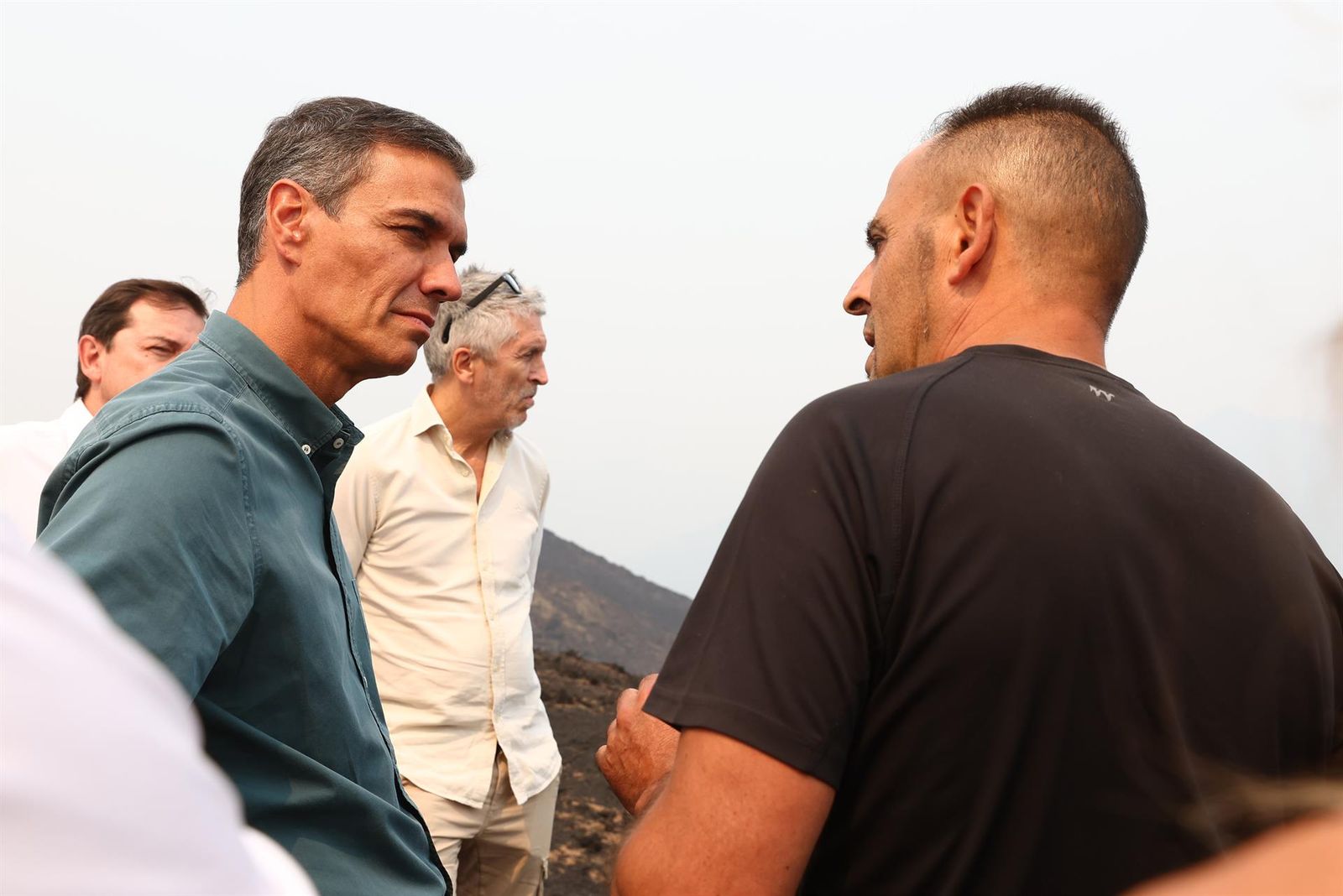 El presidente del Gobierno, Pedro Sánchez (i), durante una visita a zonas afectadas por incendios forestales a 17 de agosto de 2025