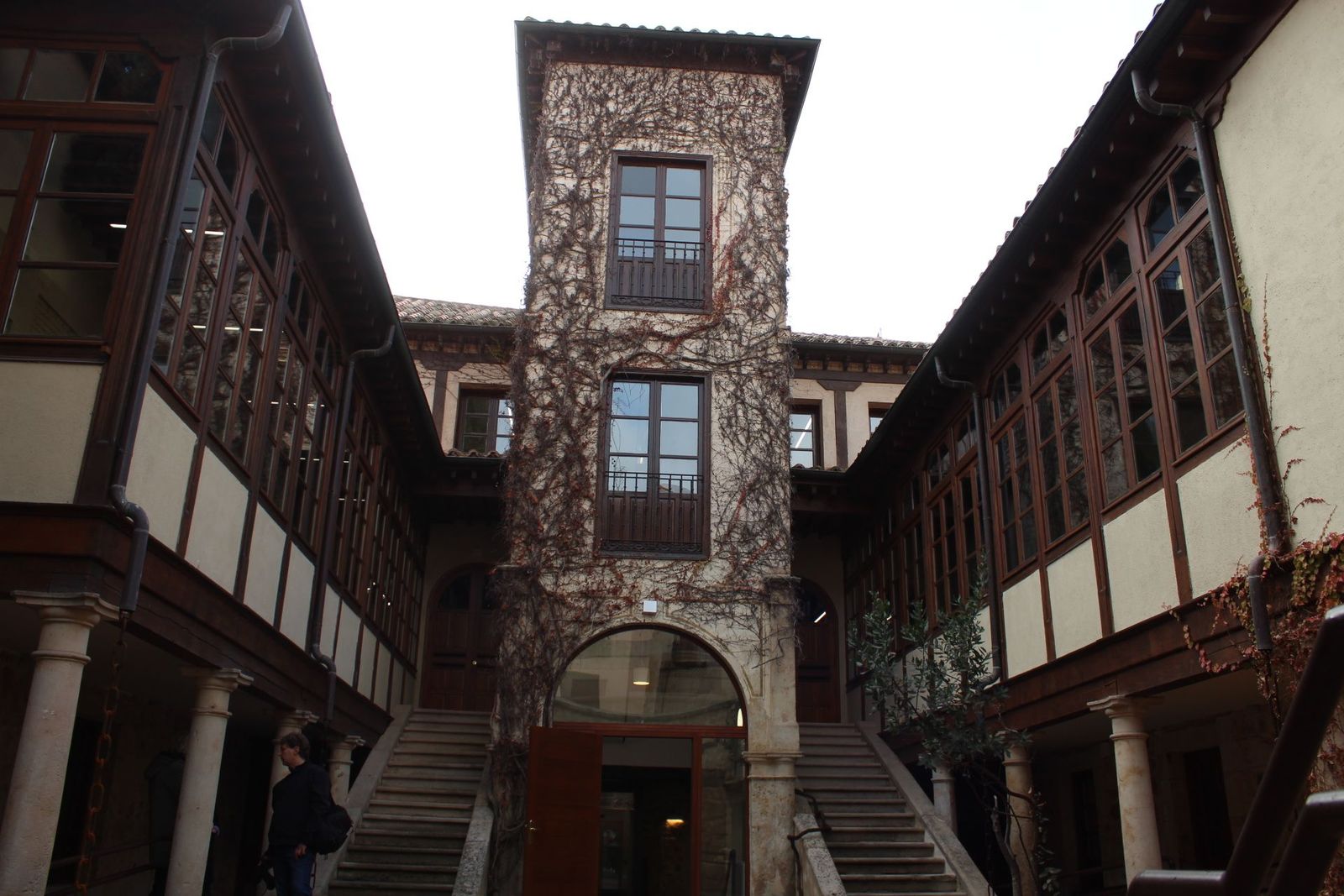 Archivo: Fachada de la Fonda Veracruz,  Centro de Recepción de Visitantes de la ciudad en Salamanca
