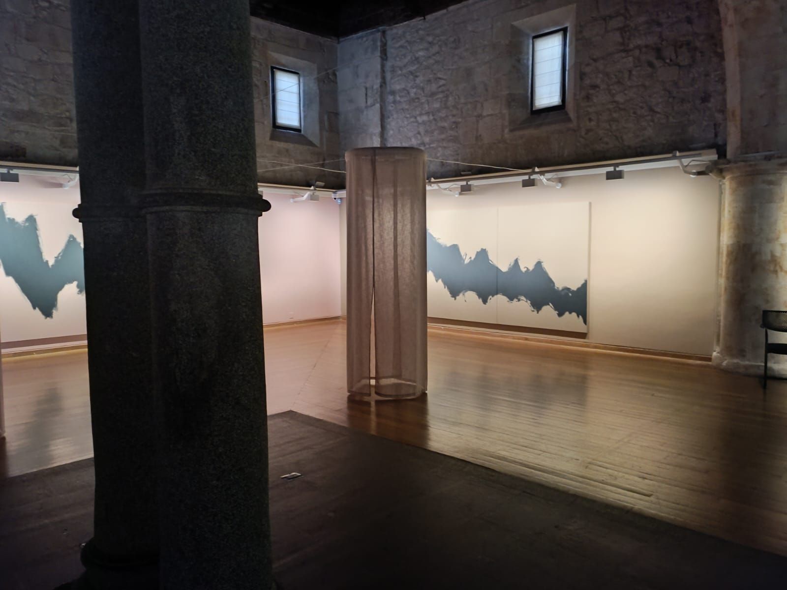 Virginia Rivas presenta su exposición 'El color del ruido' en Salamanca