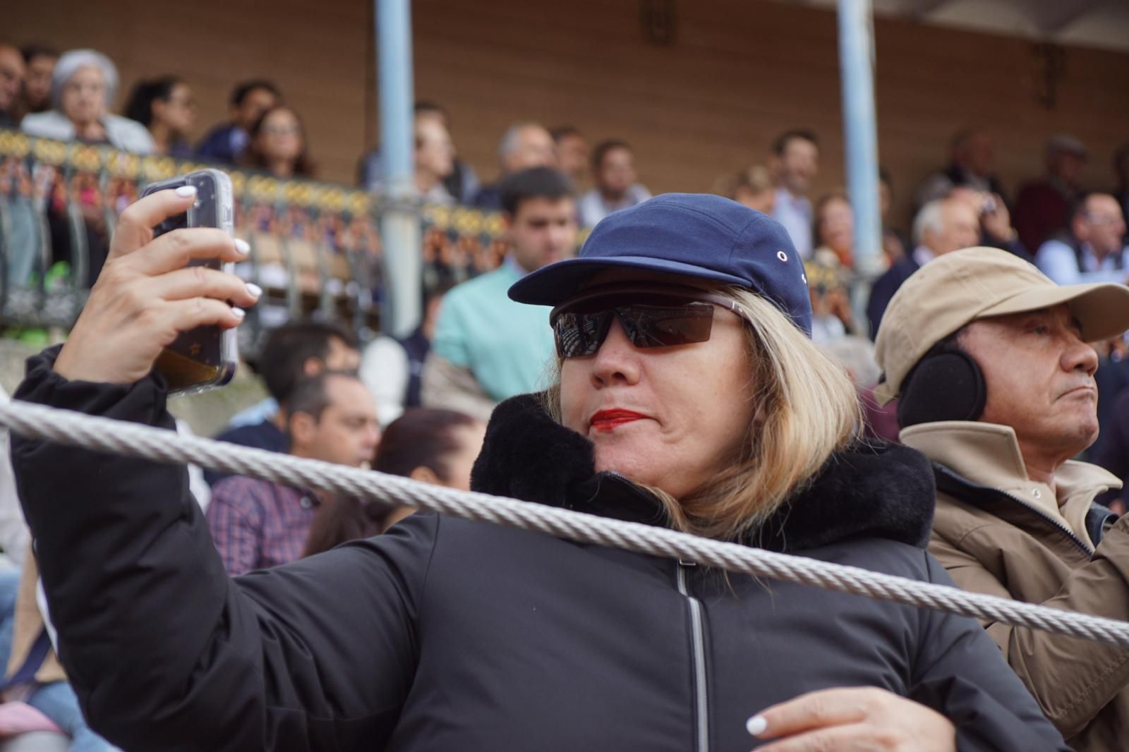 ambiente-en-el-patio-de-cuadrillas-de-la-glorieta-para-ver-a-sergio-galan-diego-ventura-y-guillermo-hermoso-de-mendoza-21-de-septiembre-de-2024-fotos-juanes-41