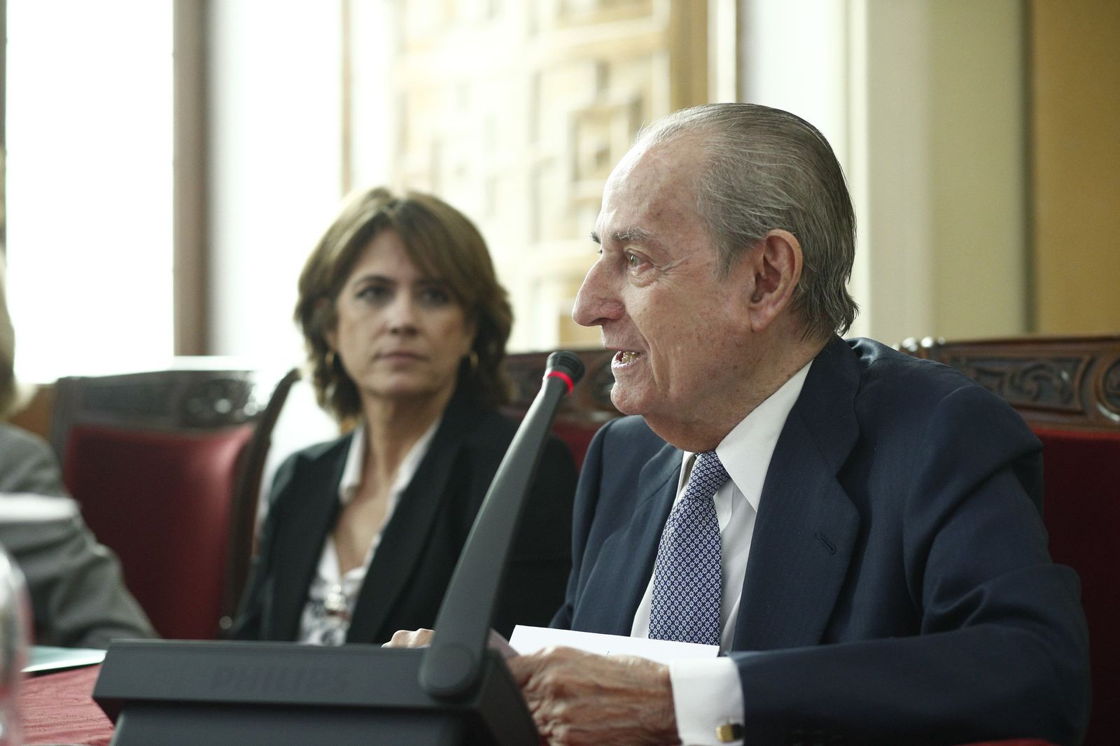 La ministra de Justicia, Dolores Delgado, y el jurista Landelino lavilla, durante el acto de entrega.