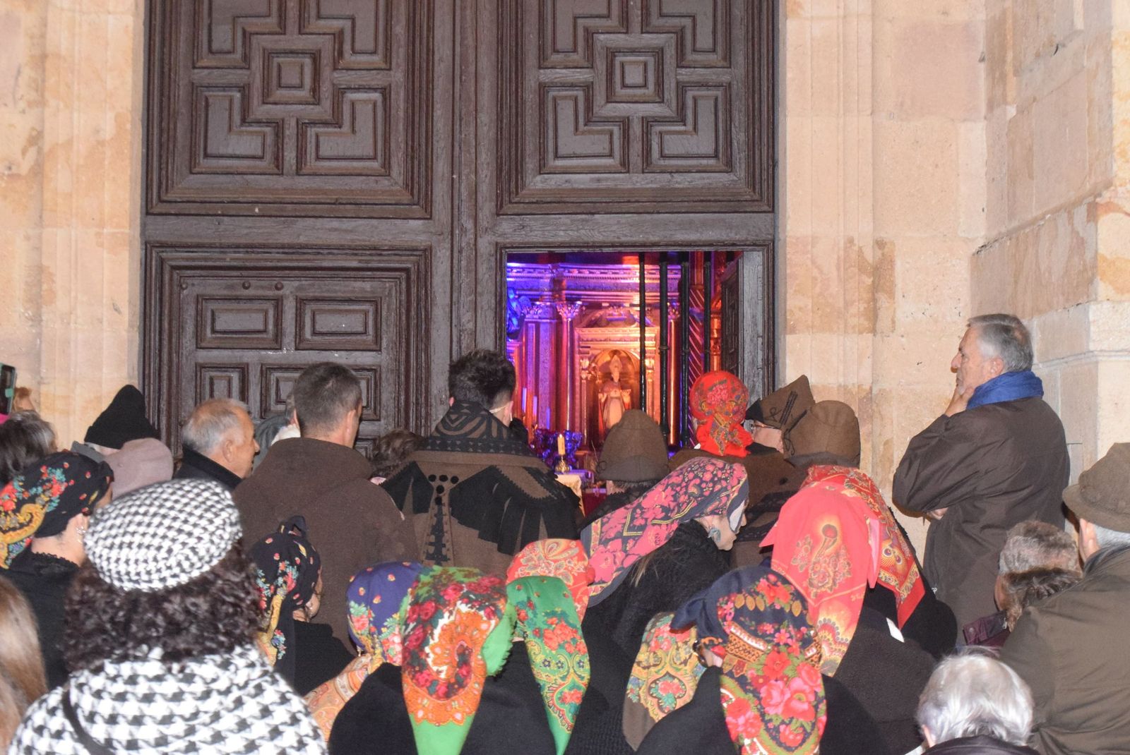 Los personajes a punto de entrar en la Iglesia de San Ildefonso para realizar la representación
