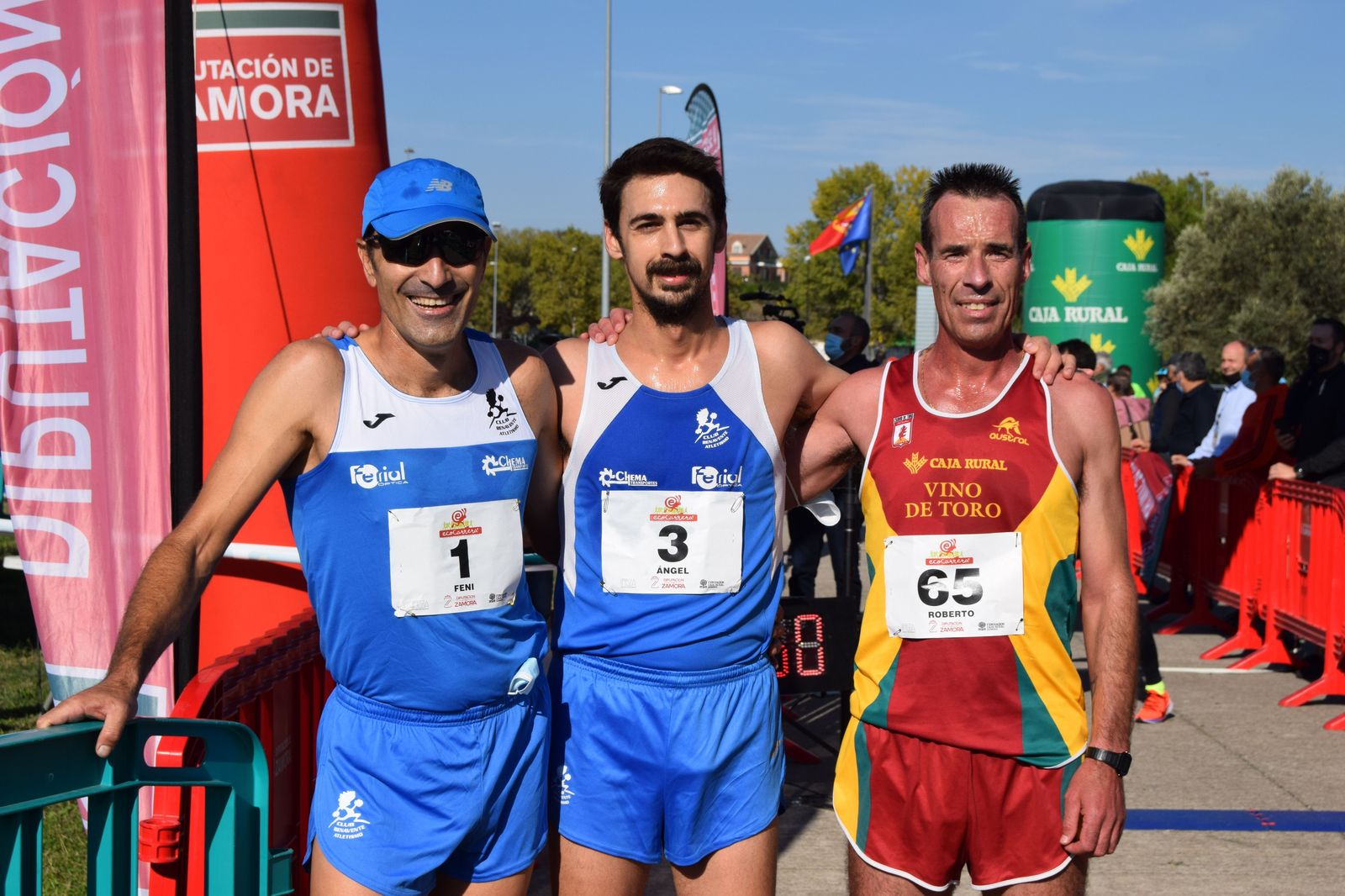 Fernando Lorenzo, Ángel Nieto y Roberto Peral posan tras concluir la carrera