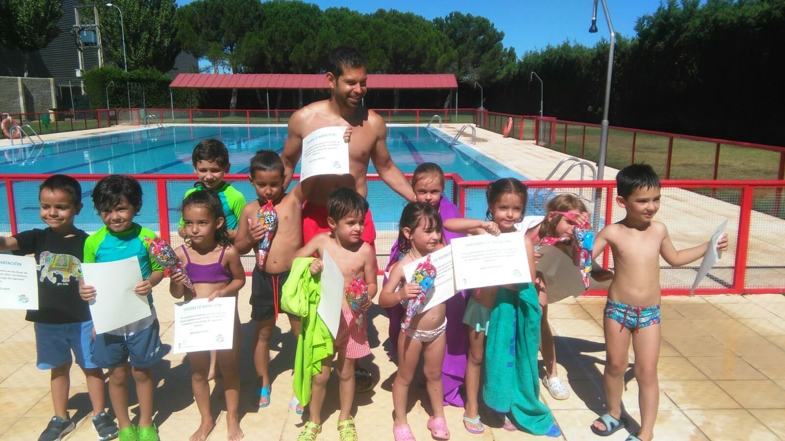 Los pequeños de Doñinos se divierten aprendiendo a nadar
