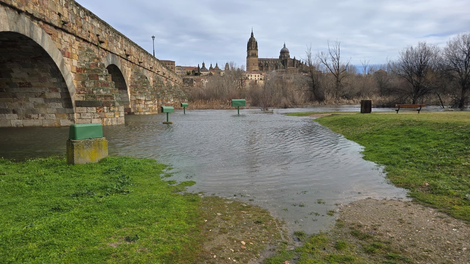 Inundada la ribera del Tormes a su paso por Salamanca por las fuertes lluvias