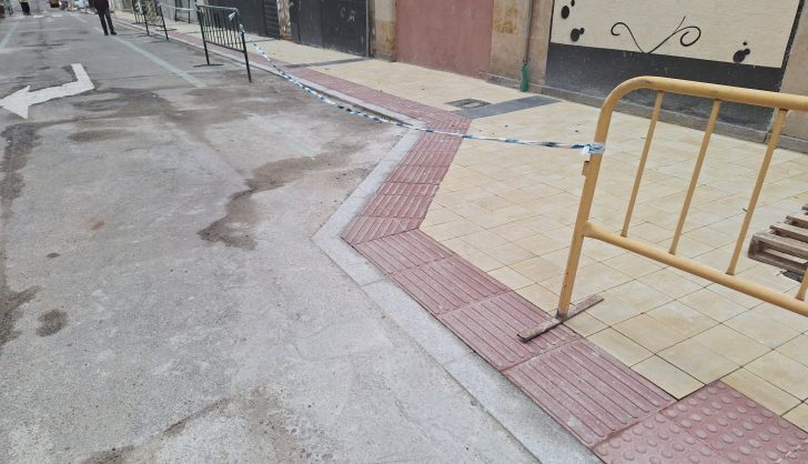 Obras de ensanchamiento del acerado en la calle Pinzones 