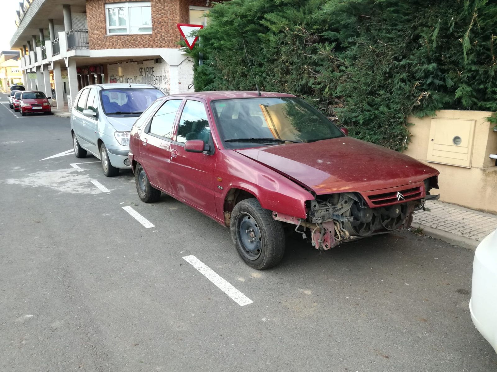 vehículo despiezado en la urbanización Bizarricas