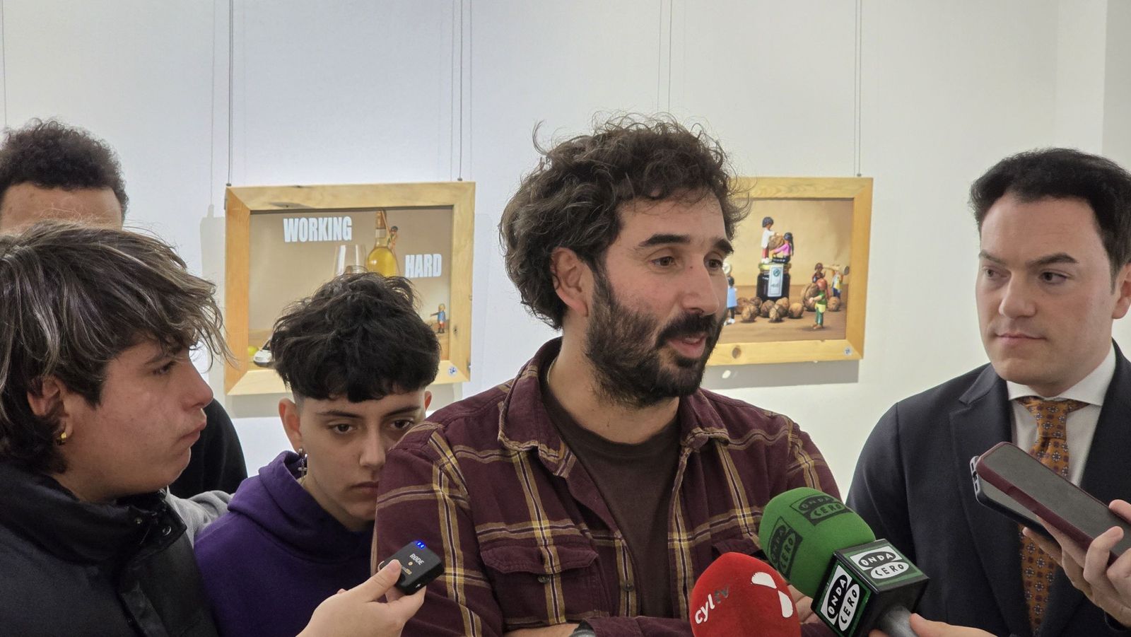 El concejal de Juventud, Pedro Martínez, presenta la exposición ‘Otras Miradas – Exposición de Fotografía con Playmobil’