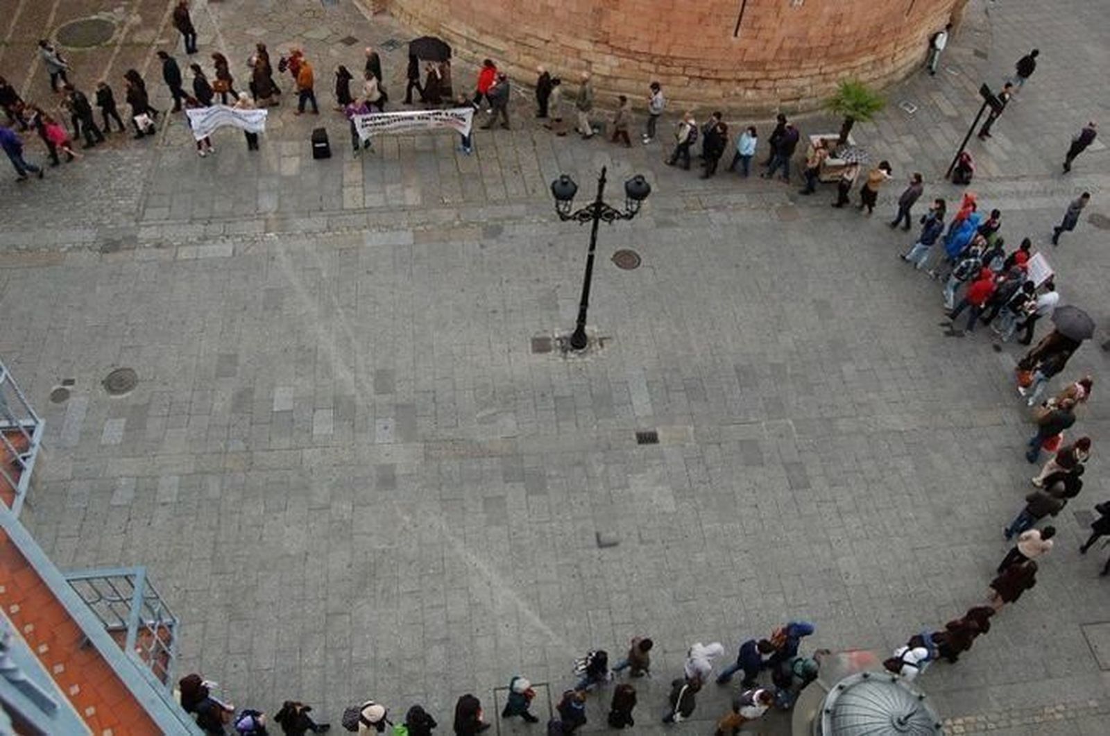 Cáritas celebra un nuevo círculo de silencio bajo el lema 'Muévete contra la desigualdad'