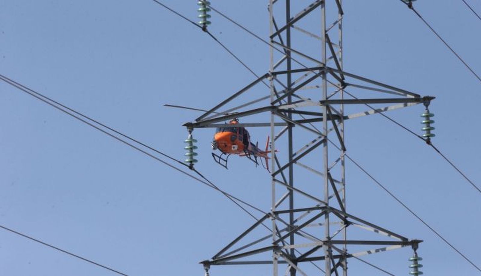 El helicóptero que ha sobrevolado Salamanca en la mañana de este domingo para comprobar el tendido eléctrico (3)