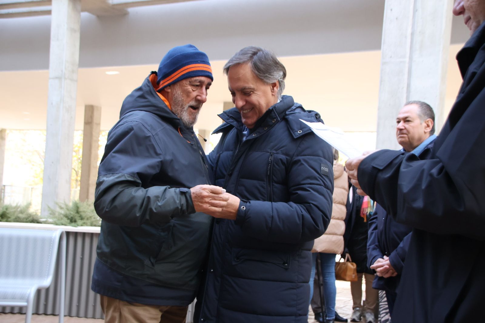 El alcalde de Salamanca, Carlos García Carbayo, entrega las llaves de la nueva promoción de viviendas protegidas en alquiler en Capuchinos