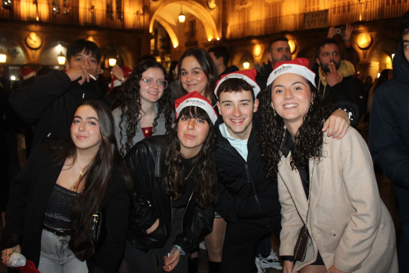 Miles de personas disfrutan de las campanadas y la fiesta del Fin de Año Universitario