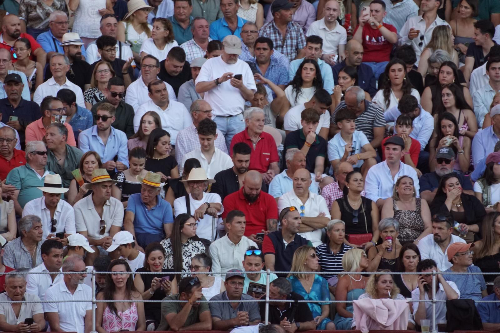 Así ha vivido la afición de La Glorieta el primer cartel de figuras de la feria: imágenes del ambiente en los tendidos y en el patio de cuadrillas