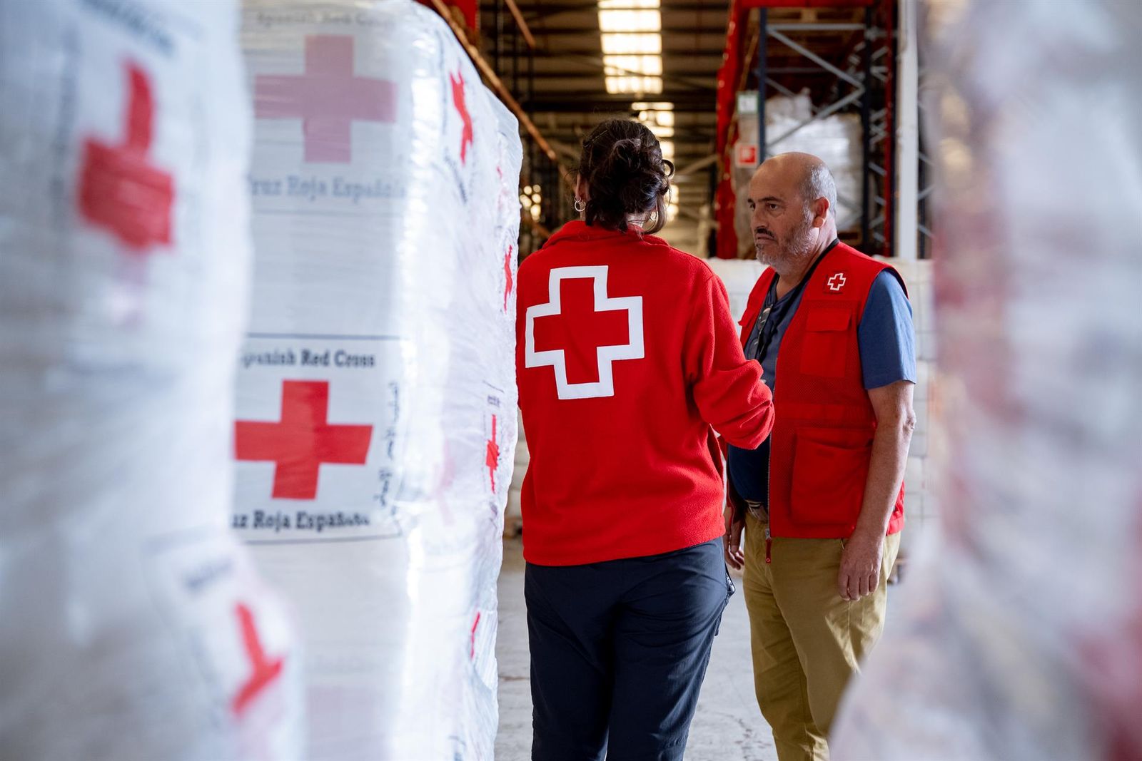 Miembros de Cruz Roja Española junto a un envío de ayuda humanitaria. - Europa Press - Archivo
