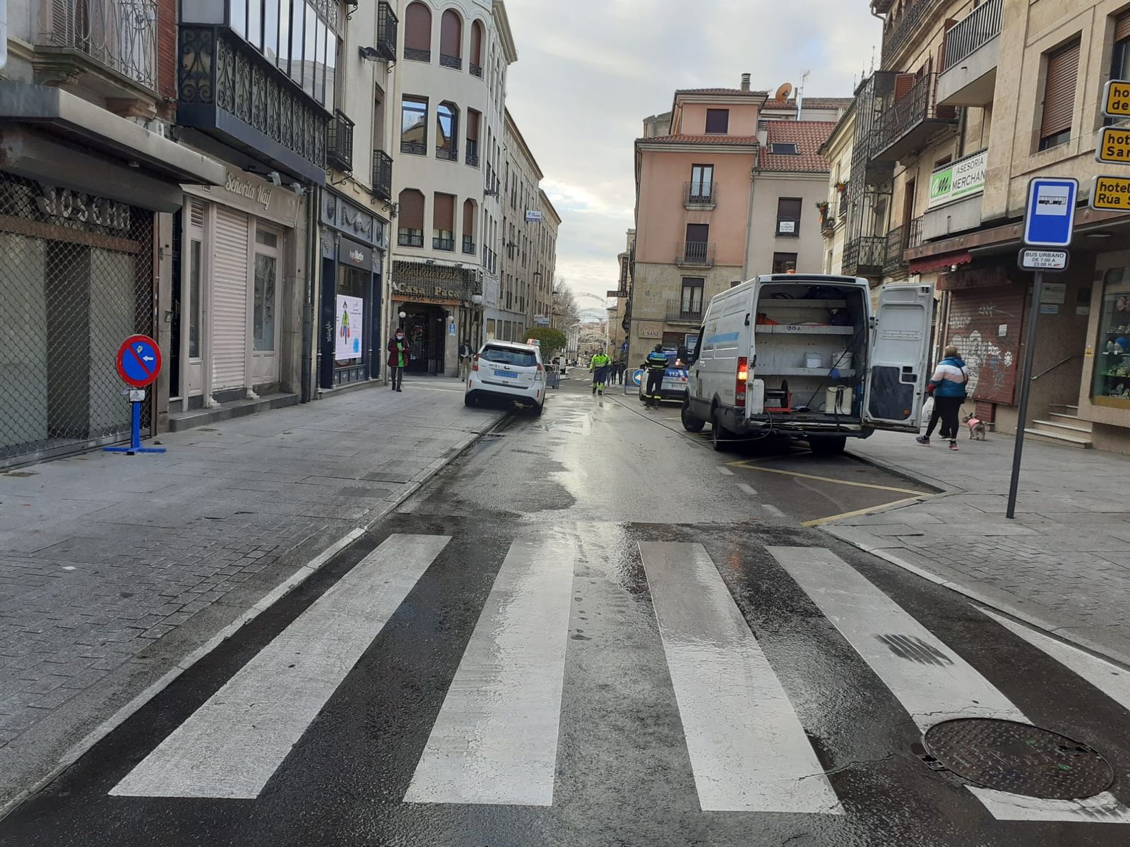 Limpieza del vertido en la calle San Pablo