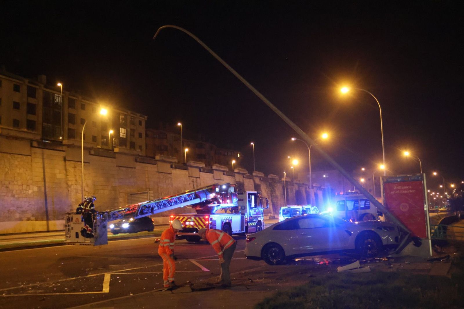Un coche se empotra contra una farola tras perder el control en la Vía Helmántica