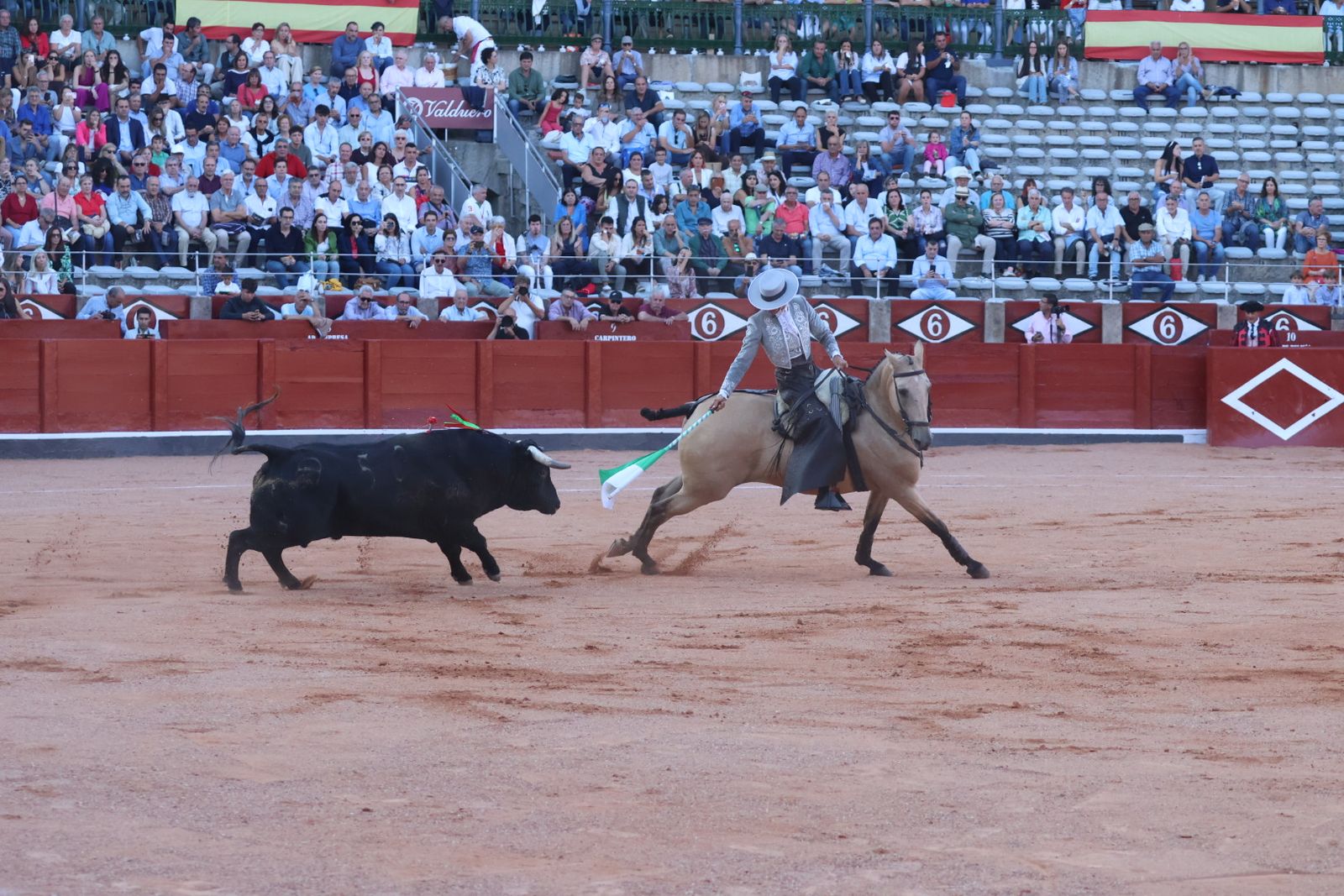 La Glorieta revive el aroma de la feria taurina con el primer festejo: Lea Vicens, Raquel Martín y Olga Casado