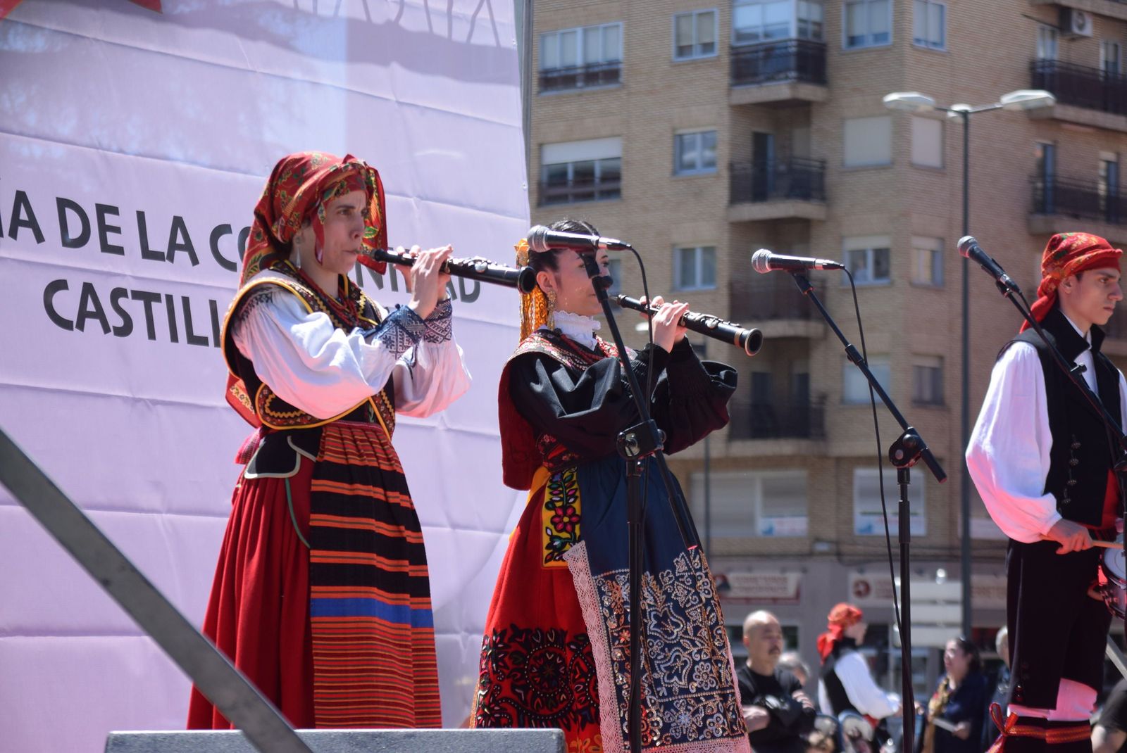 actuacion-dona-urraca-en-la-marina-10