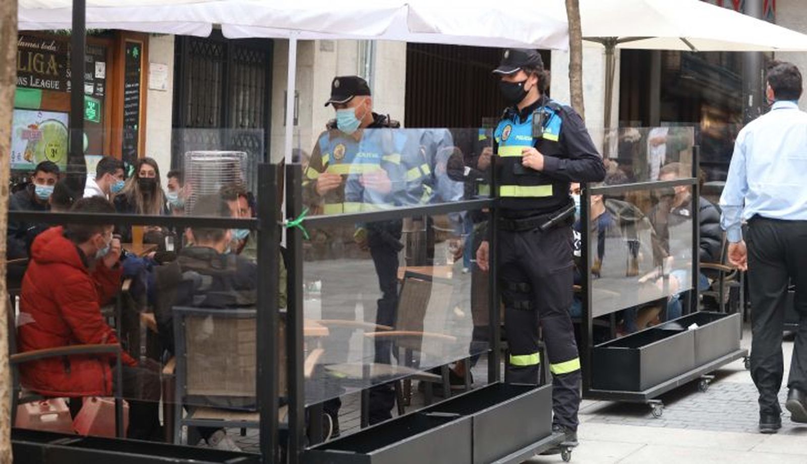 Reportaje con la Policía Local en el turno de tarde para comprobar terrazas y mascarillas.