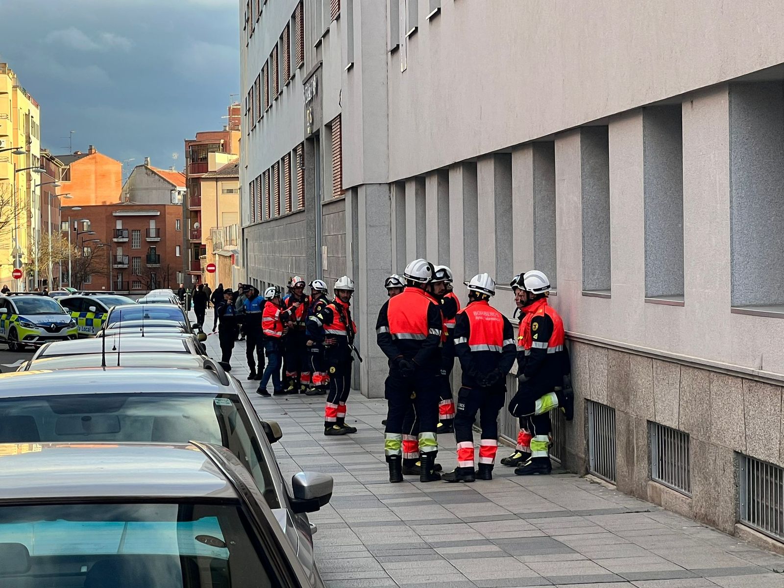 policia-local-y-bomberos-desalojan-un-edificio-en-la-calle-principe-de-vergara-9