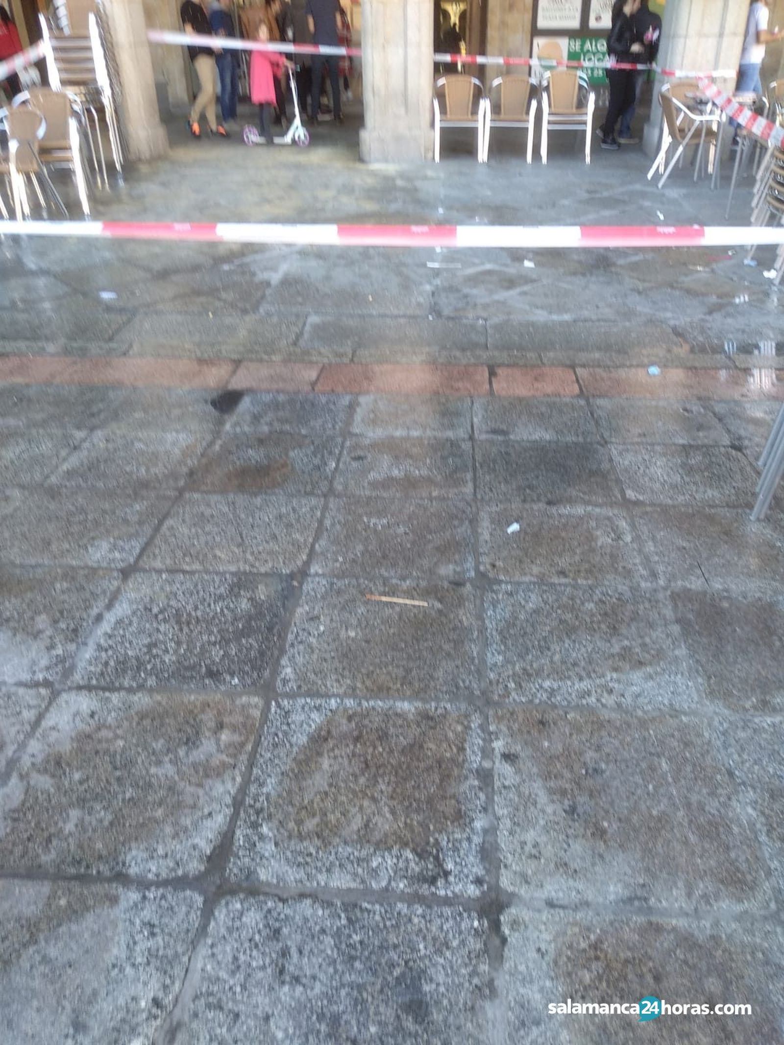 Obstrucción en la red de saneamiento de la plaza mayor (1)