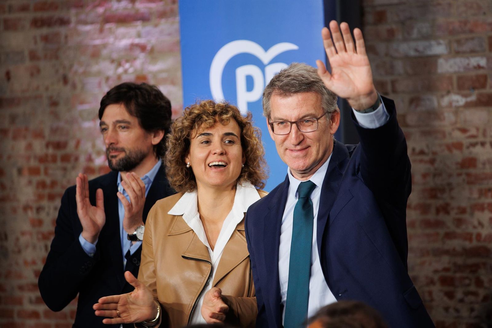 El número 10 de la lista del PP a las elecciones europeas, Adrián Vázquez; la candidata del PP a las elecciones europeas, Dolors Montserrat y el presidente del PP, Alberto Núñez Feijóo. EP