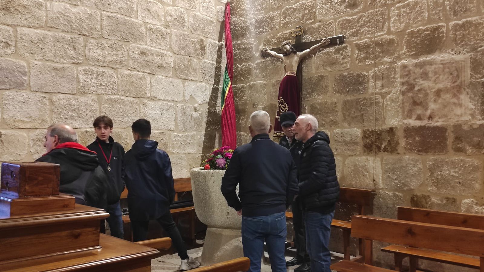 El agua no da tregua y suspende la procesión del Cristo de Valderrey.