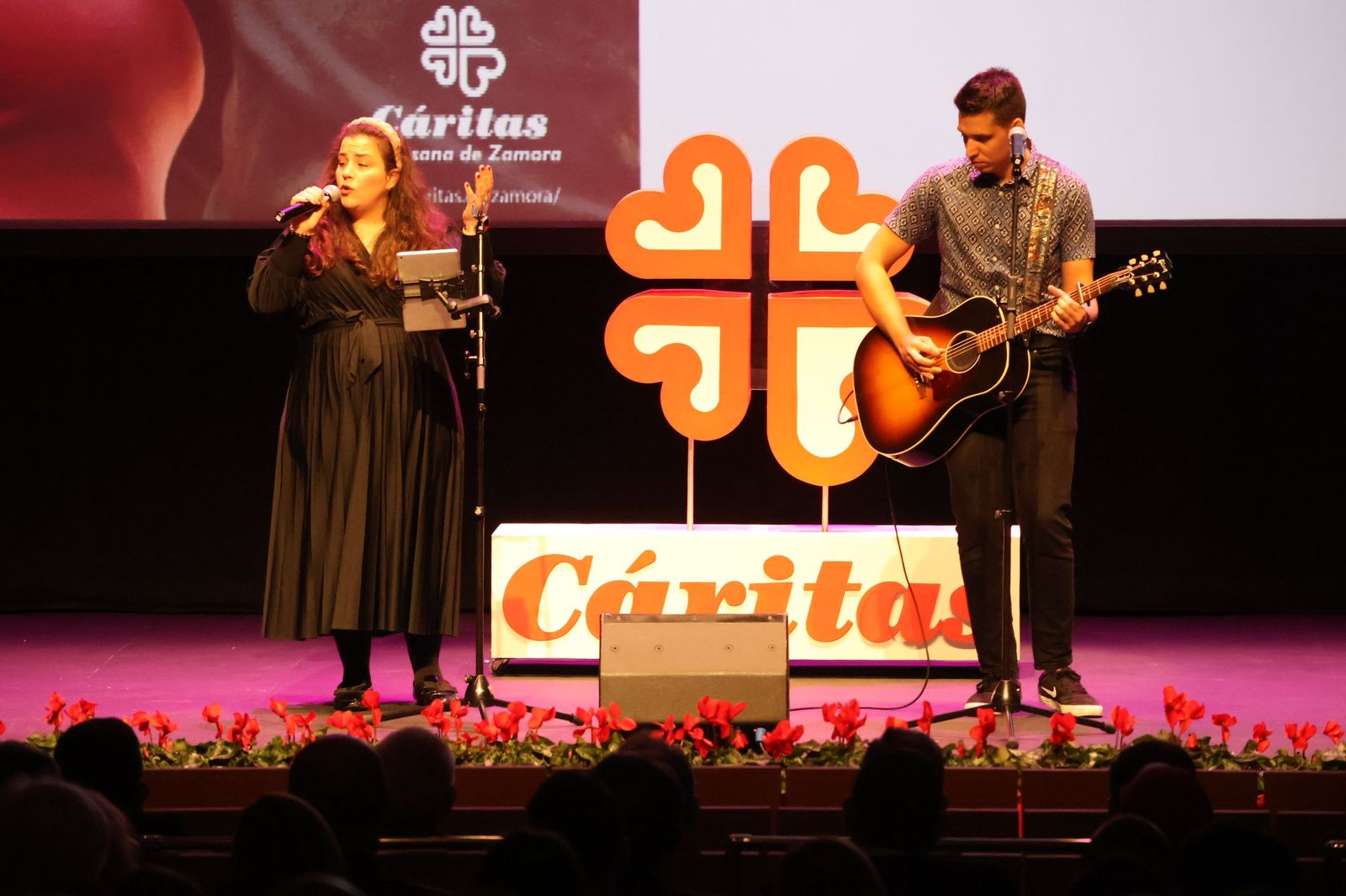 GALERÍA | El Ramos Carrión acoge la gala de aniversario de Cáritas Zamora