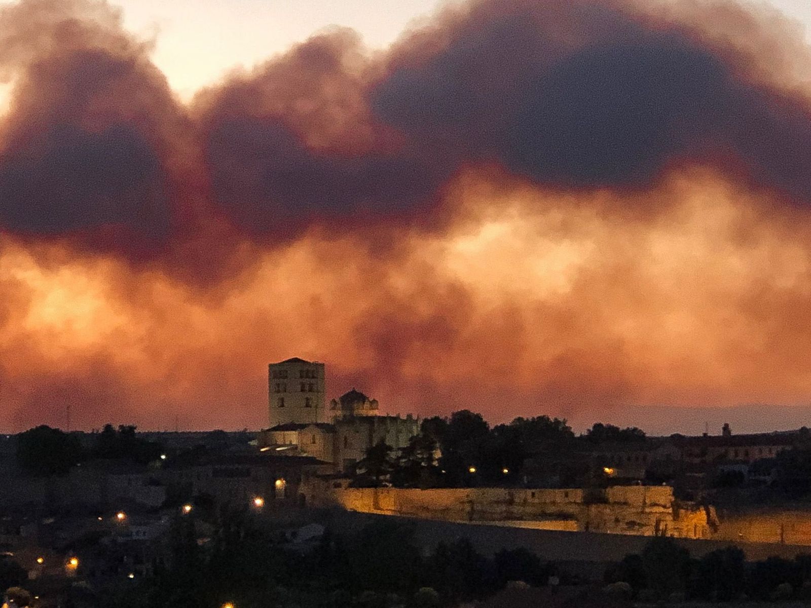 Zamora bajo el humo del incendio de Almaraz