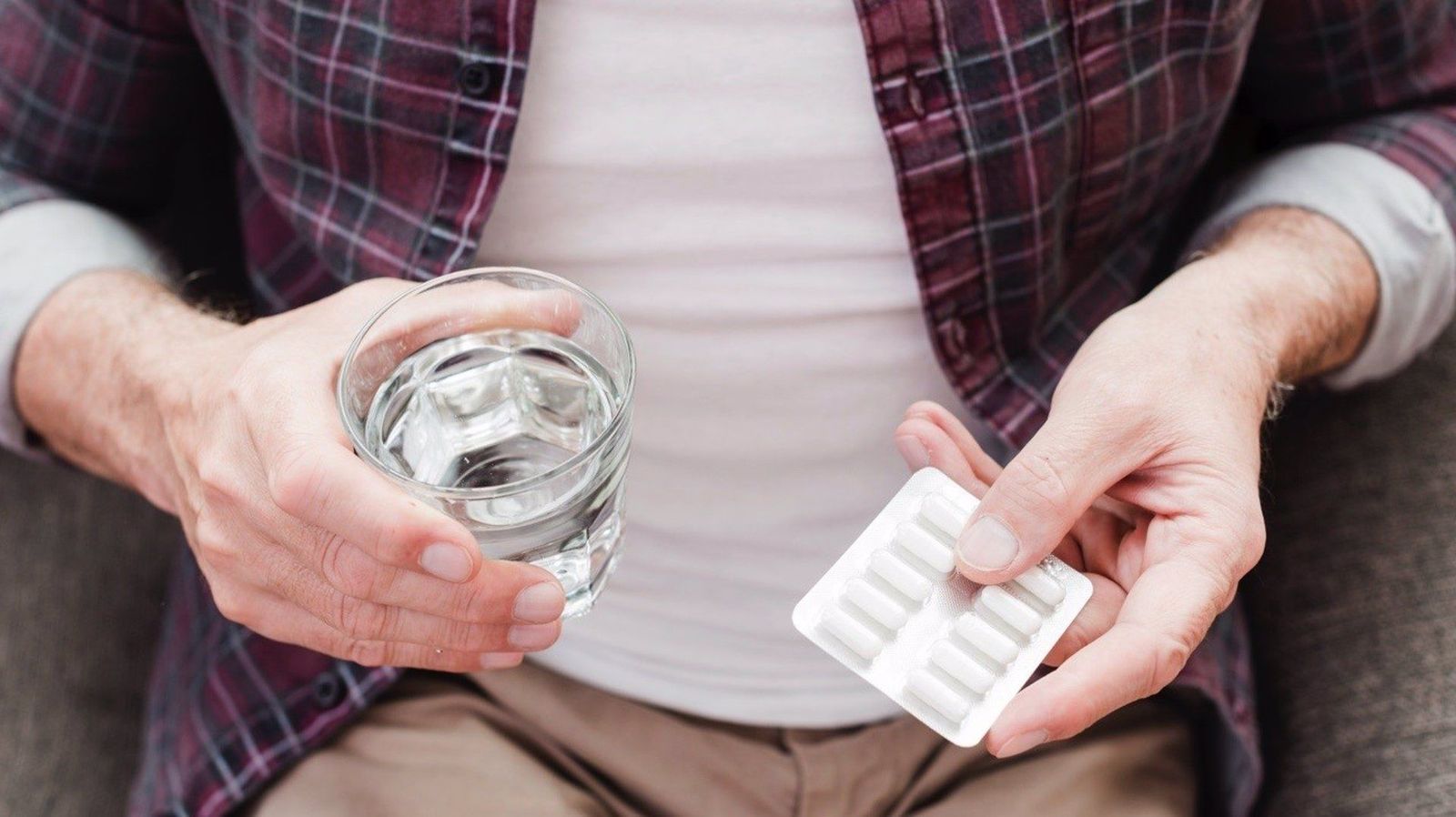 Persona tomando analgésicos.   OBSERVATORIO DEL MEDICAMENTO